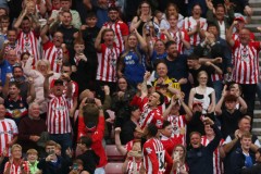 英超黑马17场不败，中场核心离队后对决利物浦